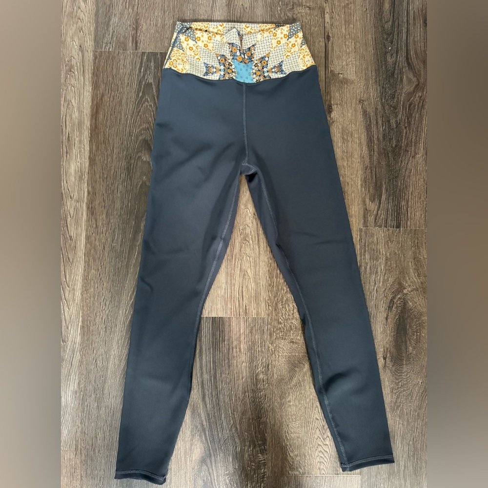Z Supply Active navy leggings.